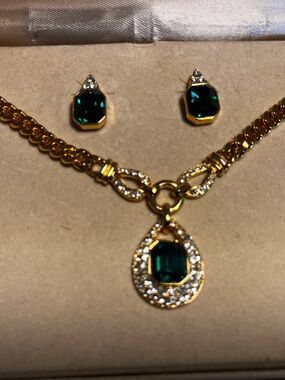 Elegant green and white crystals on gold coloured necklace.